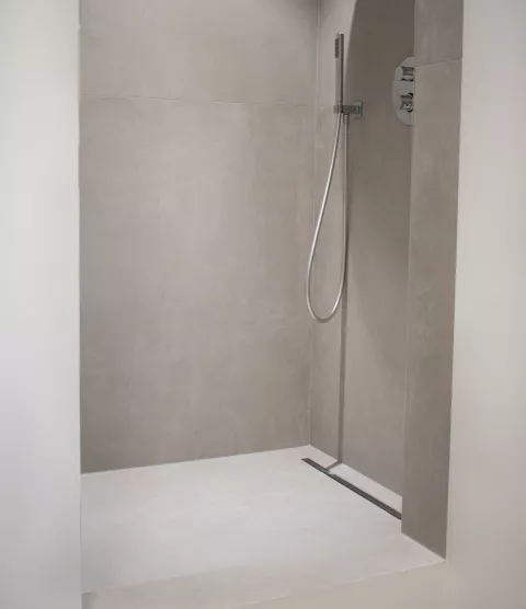 Douche uitgewerkt met betonlook tegels