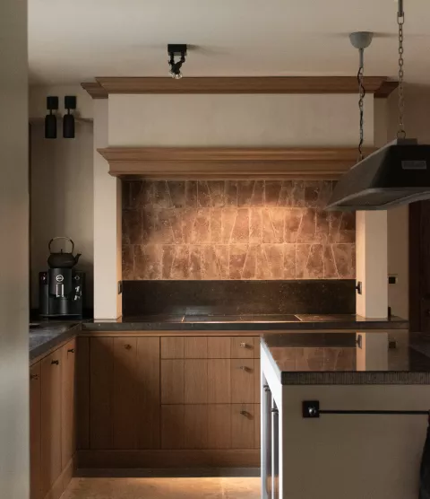 Spatwand in keuken met handgemaakte terracotta
