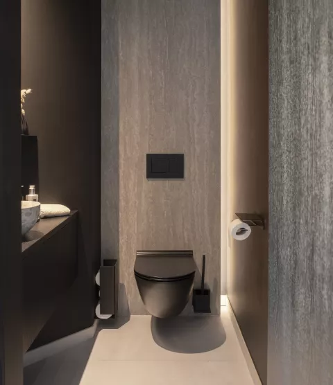 Toilet in combinatie met travertin