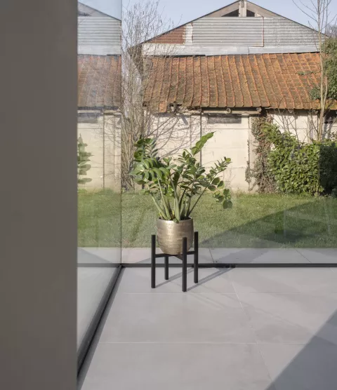 Betonlook tegen raam