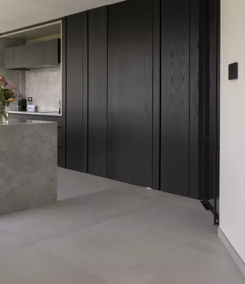 Betonlook tegen kastenwand
